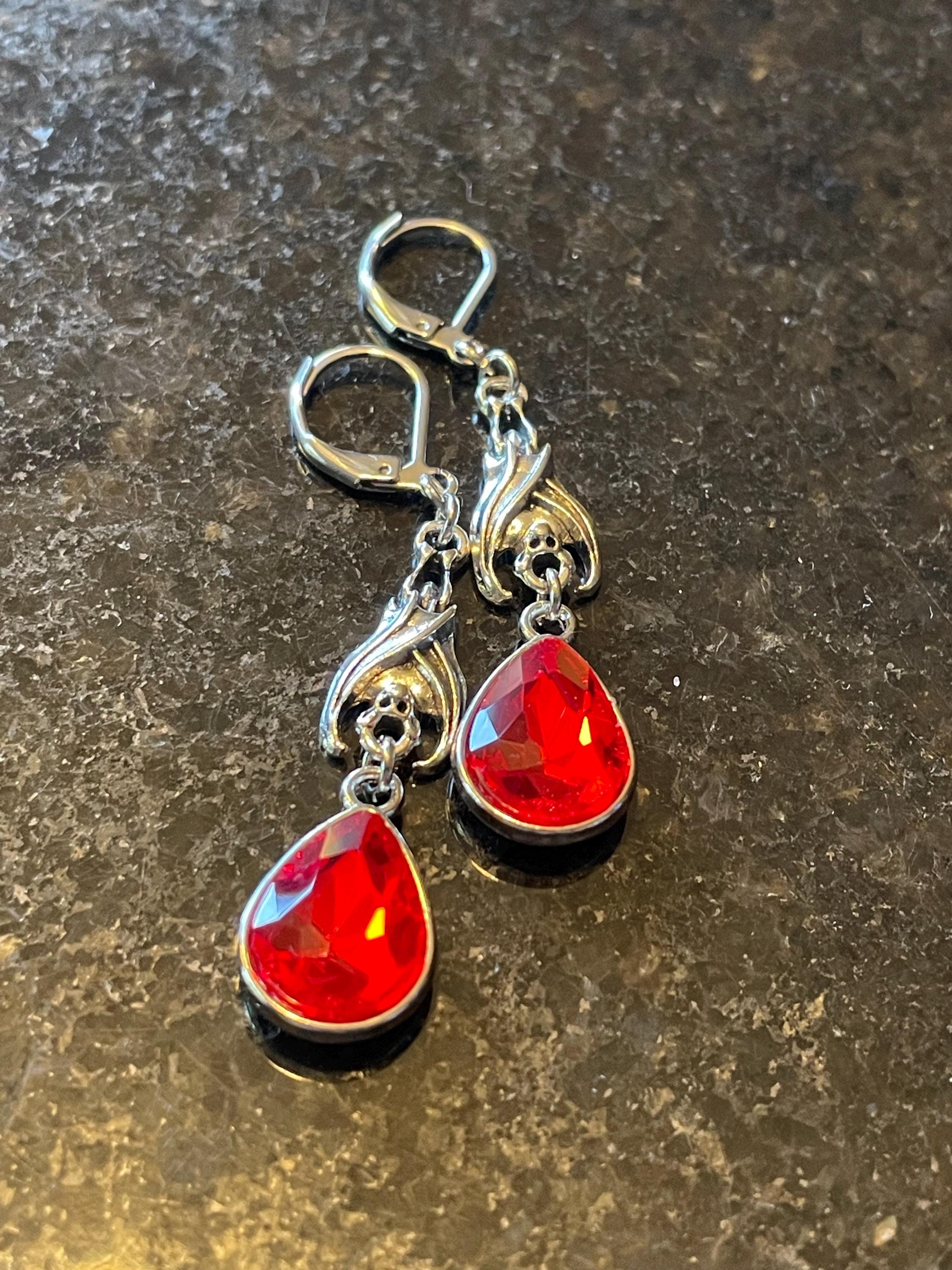 2 paia di orecchini pendenti con sfera di strass e fiocchetto . - G