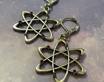 Pendientes Atom Atom: Símbolo científico vintage de plata con piedras preciosas
