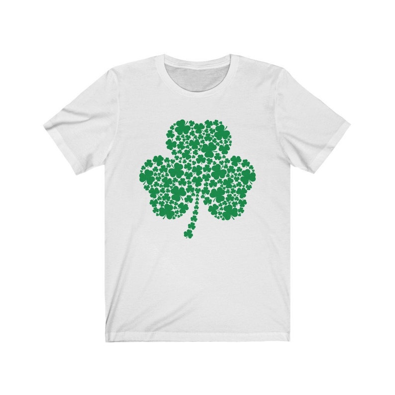 K&ouml;nnte beinhalten: Wei&szlig;es T-Shirt mit einem gr&uuml;nen Kleeblatt-Design, das aus kleineren Kleebl&auml;ttern besteht.