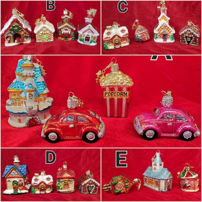 K&ouml;nnte beinhalten: Eine Auswahl an Weihnachtsbaumschmuck mit verschiedenen Motiven, darunter H&auml;user, Autos und ein Popcornbeh&auml;lter. Die Ornamente sind aus Glas und haben verschiedene Farben und Designs.
