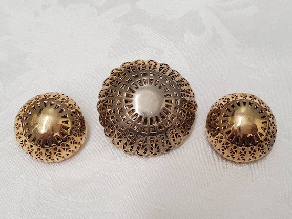 Trifari Mandalay Brooch Earring set. Gold Tone Fi… - image 1