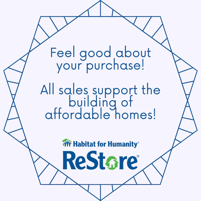 K&ouml;nnte beinhalten: Blau-wei&szlig;e achteckige Grafik mit dem Text "F&uuml;hlen Sie sich gut bei Ihrem Kauf! Alle Verk&auml;ufe unterst&uuml;tzen den Bau von bezahlbaren Wohnungen!" und dem Logo "Habitat for Humanity&reg; ReStore&reg;".