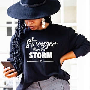 Stärker als das Sturm-T-Shirt, beten Sie darauf Sweatshirt, christliche Geschenke für Frauen, religiöse Kleidung, christliches Hemd, Bibel-Vers-T-Stück