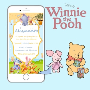 Puede incluir: Una pantalla de teléfono inteligente muestra una invitación con el tema de Winnie the Pooh para una fiesta de segundo cumpleaños. La invitación presenta ilustraciones de Pooh, Piglet, Tigger y Eeyore, con texto en italiano. El logotipo de Disney es visible.