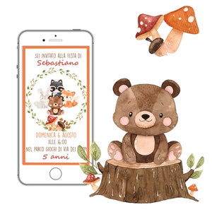 Könnte beinhalten: Eine digitale Einladung auf einem Smartphone-Bildschirm mit Waldthema. Die Einladung enthält eine Illustration von Bär, Waschbär, Fuchs und Kaninchen. Der Text lautet "Du bist zur Party von Sebastian eingeladen". Zusätzliche Illustrationen sind Pilze und ein Bär auf einem Baumstumpf.