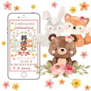 Könnte beinhalten: Eine digitale Einladung für eine Kindergeburtstagsfeier, mit einem Smartphone, das die Veranstaltungsdetails anzeigt. Das Design umfasst Aquarellillustrationen von Waldtieren, Blumen und den Text "SEI INVITATO ALLA FESTA DI Valentina".