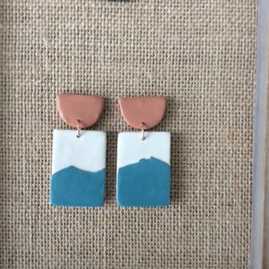 Divya en crema, azul y terracota