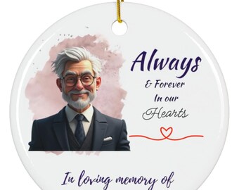 Może przedstawiać: Biała ceramiczna ozdoba choinkowa z akwarelowym tłem i zdjęciem mężczyzny w garniturze. Tekst "Always & Forever In Our Hearts" jest napisany niebieskim kolorem z czerwonym sercem. Tekst "In loving memory of 1935-2024" jest napisany niebieskim kolorem na dole.