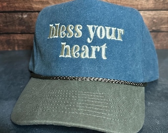 Gorra trucker snapback de lona desgastada con bordado "Bless Your Heart" de estilo vintage con envío gratis.
