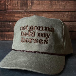 ヴィンテージスタイル「Not Gonna Hold My Horses」刺繍入りフェードキャンバススナップバックトラッカーロープハット（送料無料）