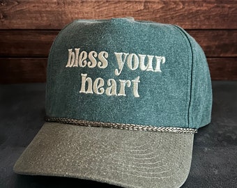 Gorra trucker snapback de lona desgastada con bordado "Bless Your Heart" de estilo vintage con envío gratis.