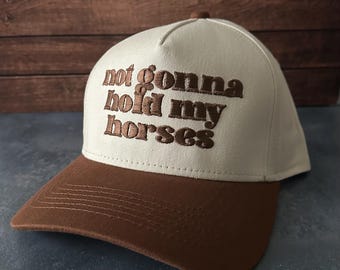 Gorra trucker snapback de lona bicolor bordada estilo vintage "Not Gonna Hold My Horses" con envío gratis.