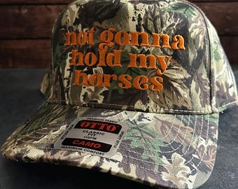 Gorra de camionero "Not Gonna Hold My Horses" – Estilo vintage con bordado de camuflaje – Divertida gorra de camionero de lona con envío gratis