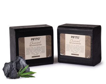 Op de afbeelding: Twee zwarte rechthoekige zeepstaven met de tekst "PIFITO Charcoal MELT & POUR SOAP BASE" aan de voorkant. De zeep is gemaakt met premium ingrediënten zoals kokosolie, palmolie, saffloerolie, glycerine, jojoba-olie en houtskool.