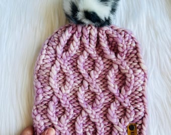 Bonnet enfant rose en grosse maille : bonnet fait main en laine mérinos avec pompon en fausse fourrure