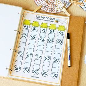 Peut inclure: Une feuille de travail imprimable sur le th&egrave;me de la grenouille pour apprendre les nombres de 50 &agrave; 100. La feuille de travail comporte une s&eacute;rie de cercles avec les nombres 51, 61, 71, 81, 91, 53, 63, 73, 83, 93, 57, 67, 77, 87, 97, 60, 70, 80, 90 et 100. L'&eacute;l&egrave;ve doit &eacute;crire les nombres manquants.