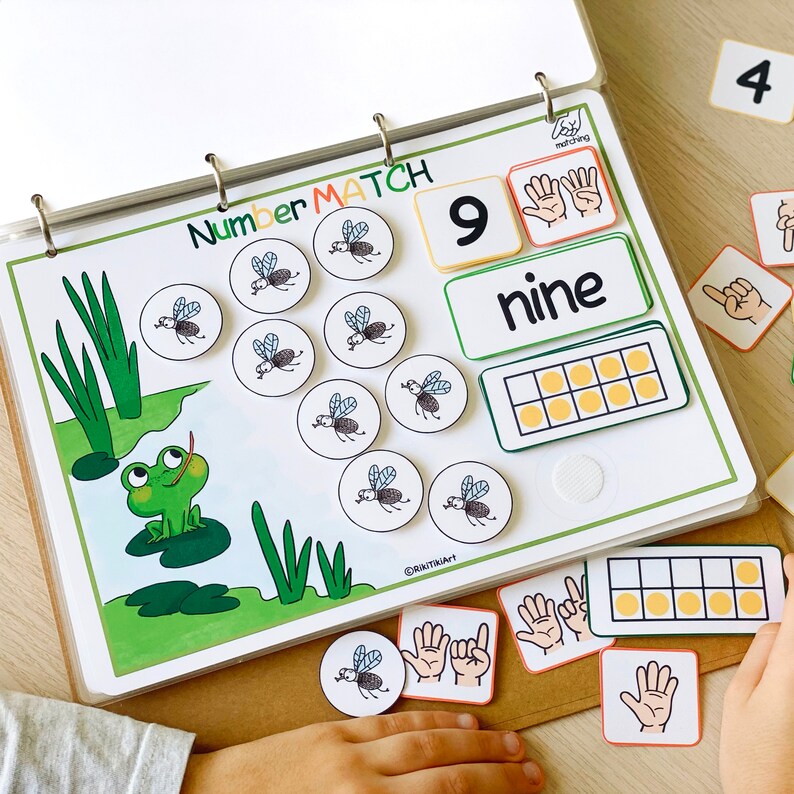 Peut inclure: Un jeu &eacute;ducatif color&eacute; pour enfants avec une grenouille, des mouches et le chiffre neuf. Le jeu comprend une carte de nombre, une carte de mot et une grille avec neuf cases. Le jeu est con&ccedil;u pour aider les enfants &agrave; apprendre &agrave; compter et &agrave; reconna&icirc;tre les nombres.