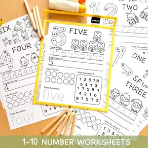 Pode incluir: Folhas de trabalho educativas para os números de 1 a 10. A imagem mostra várias folhas de trabalho brancas com contornos pretos, com exercícios de traçado de números, contagem e ilustrações de animais e flores. Lápis e um porta-documentos amarelo também são visíveis.