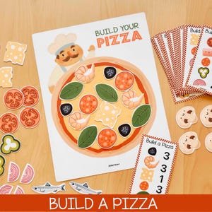 以下が含まれることがあります： Build Your Pizzaアクティビティセット。シェフのイラストとピザのグラフィックが描かれた大きな白いカードと、エビ、オリーブ、ペパロニ、チーズ、バジル、マッシュルームなどの様々な紙製のピザトッピングの切り抜きが含まれています。