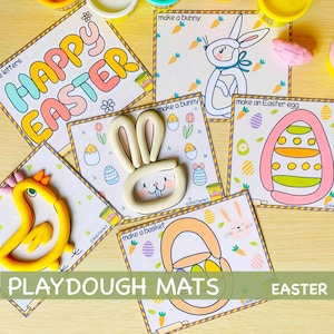 Op de afbeelding: Klei-matten met Pasen-thema illustraties, waaronder een konijn, paaseieren en een mand. De matten tonen de tekst "Happy Easter" en "Playdough Mats Easter". Kleurrijke klei is ook zichtbaar.