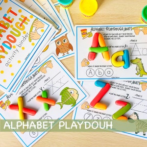 Pode incluir: Conjunto de tapetes de atividades Alphabet Playdough com letras de massa de modelar coloridas e instruções para fazer as letras. Os tapetes apresentam uma variedade de ilustrações de animais, incluindo um peixe, uma coruja, um crocodilo e uma zebra.
