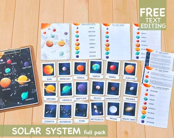 Può includere: Materiale didattico sul sistema solare. Include flashcard con i pianeti, una clip board con un diagramma del sistema solare e schede di associazione di parole. Il testo "SOLAR SYSTEM full pack" è visibile.