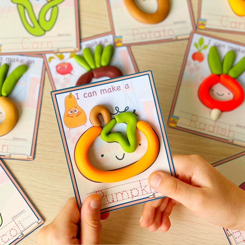 Pu&ograve; includere: Un set di flashcard stampabili per aiutare i bambini a imparare diversi tipi di verdura. Ogni carta presenta un'illustrazione colorata di una verdura, il nome della verdura e la frase "Posso fare un..." con una riga vuota per permettere al bambino di scrivere il nome della verdura. Le carte includono immagini di mais, patate, ravanelli e zucca.