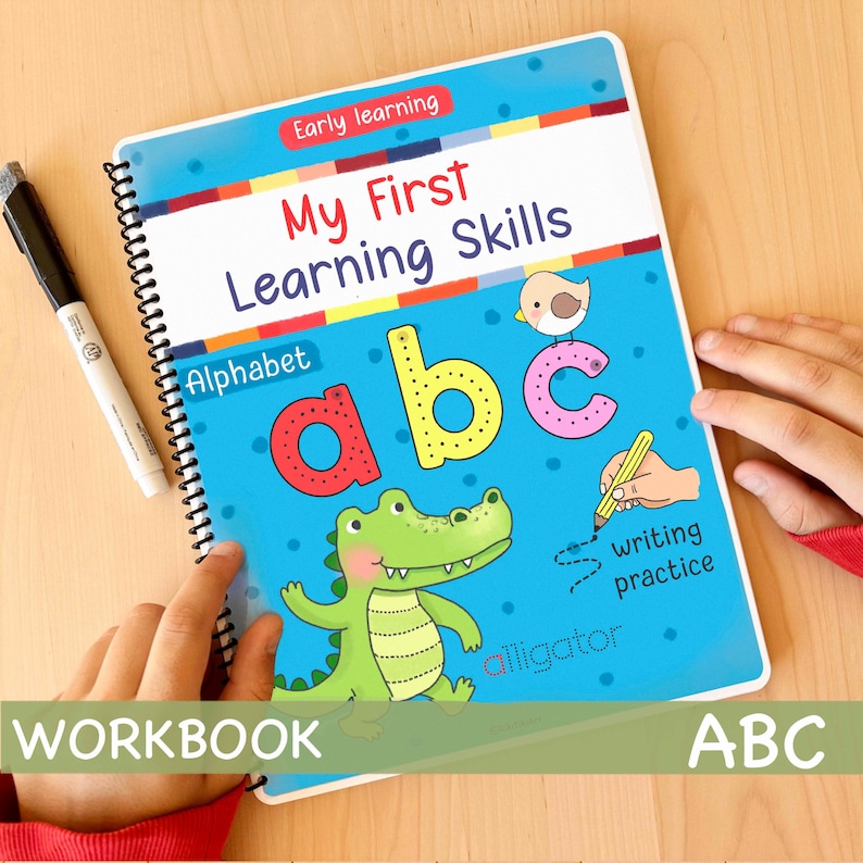 K&ouml;nnte beinhalten: Ein blaues und gr&uuml;nes Arbeitsbuch mit dem Titel "My First Learning Skills" und dem Text "Alphabet abc" auf dem Cover. Das Arbeitsbuch zeigt ein Karikatur-Krokodil und einen Vogel. Der Text "WORKBOOK" befindet sich unten links und "ABC" unten rechts.
