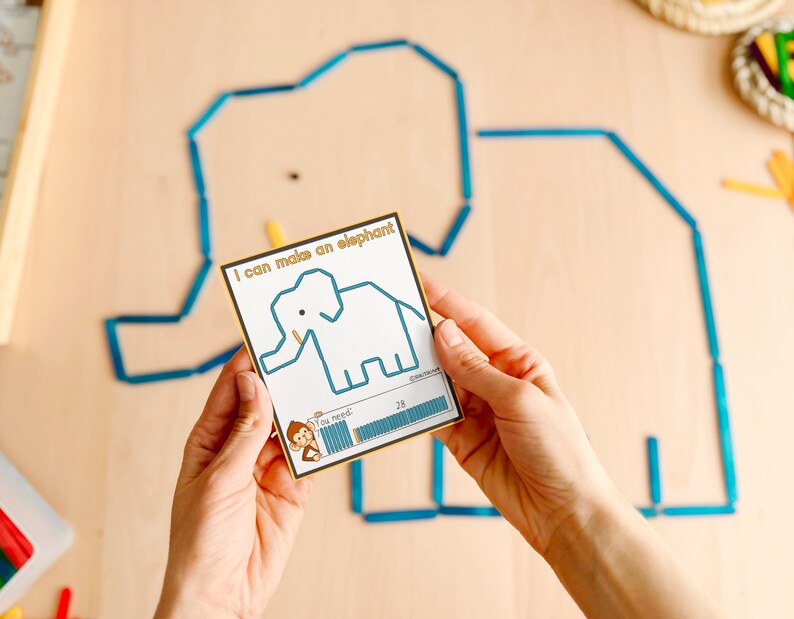 Pu&ograve; includere: Una carta con il testo "Posso fare un elefante" e un disegno a linea di un elefante. La carta ha anche una barra di avanzamento con il testo "Ti servono 78" e una scimmia dei cartoni animati.