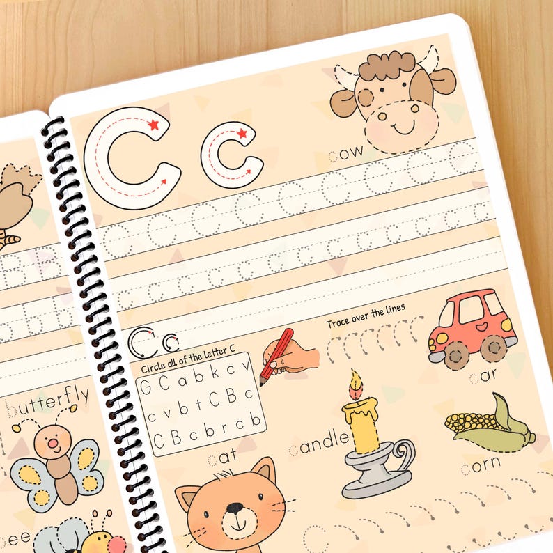 K&ouml;nnte beinhalten: Ein Arbeitsbuch zum Erlernen des Buchstabens C. Die Seite zeigt einen gro&szlig;en Buchstaben C mit gepunkteten Linien zum Nachzeichnen, eine Kuh, ein Auto, eine Kerze, eine Katze und Mais. Die Seite enth&auml;lt auch einen Abschnitt zum Einkreisen aller Buchstaben C in einem Buchstabenraster.