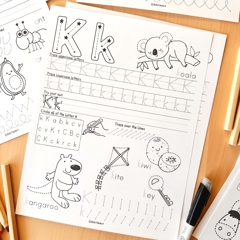 Peut inclure: Feuille de travail &eacute;ducative en noir et blanc sur la lettre "K". Elle comprend des exercices de tra&ccedil;age pour les lettres majuscules et minuscules, des illustrations de koala, kangourou, cerf-volant, kiwi et cl&eacute;, et le texte "Try your own".