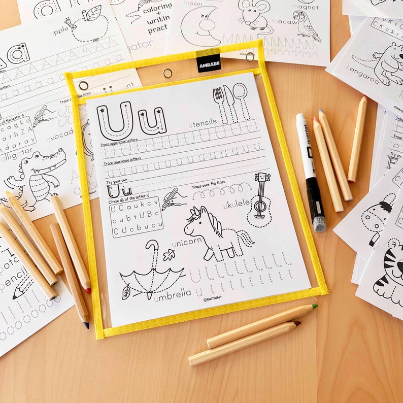 Peut inclure: Feuilles d'activit&eacute;s &eacute;ducatives pour tracer des lettres et colorier, avec la lettre "U" et des illustrations comme une licorne et un parapluie. Comprend une pochette transparente &agrave; cadre jaune et des crayons.