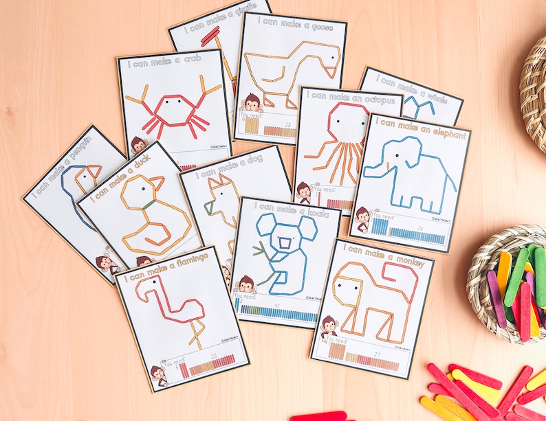 Pu&ograve; includere: Un set di schede di attivit&agrave; stampabili che presentano diversi animali realizzati con bastoncini di ghiacciolo. Ogni scheda mostra un disegno a linea di un animale e un grafico a barre che indica il numero di bastoncini necessari per realizzare l'animale. Gli animali includono un pinguino, un'oca, un granchio, un'anatra, un fenicottero, un cane, un polpo, un koala, una balena, un elefante e una scimmia.