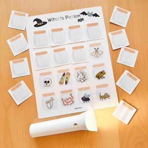 Puede incluir: Una hoja blanca titulada Witch's Potion que presenta una cuadr&iacute;cula de frascos ilustrados, algunos vac&iacute;os y otros con elementos como una calavera, hongos, gusanos e insectos, rodeada de pegatinas de frascos sueltas y una linterna blanca.