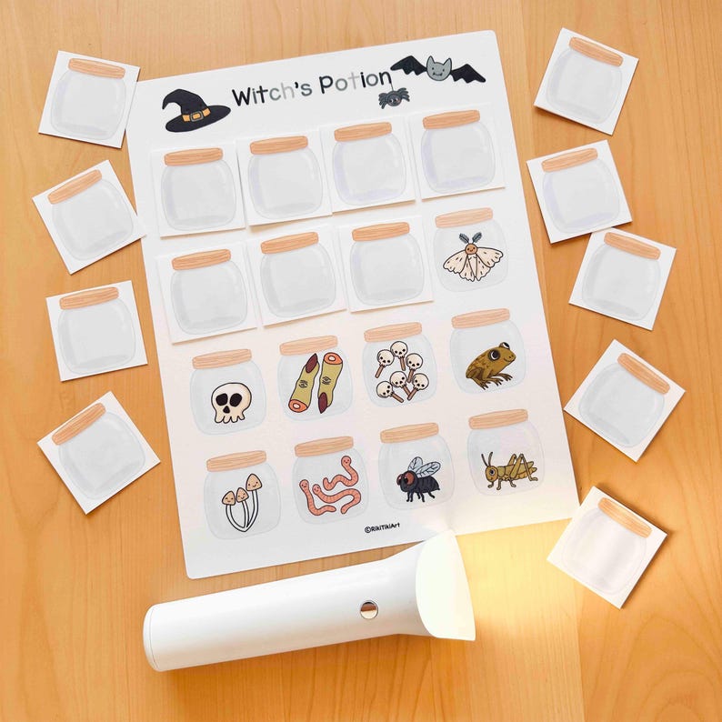 Puede incluir: Una hoja blanca titulada Witch's Potion que presenta una cuadr&iacute;cula de frascos ilustrados, algunos vac&iacute;os y otros con elementos como una calavera, hongos, gusanos e insectos, rodeada de pegatinas de frascos sueltas y una linterna blanca.