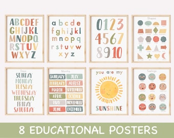 Może przedstawiać: Zestaw ośmiu edukacyjnych plakatów dla dzieci z kolorowymi ilustracjami alfabetu, liczb, dni tygodnia, miesięcy, kształtów, uczuć i słońca z tekstem "you are my sunshine".