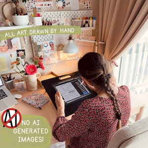 Peut inclure: Une personne dessine sur une tablette avec un stylet. Sur le bureau, on trouve un ordinateur portable, un carnet et des fleurs. L'image contient le texte "ALL ART DRAWN BY HAND" et "NO AI GENERATED IMAGES!"