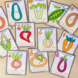 Pu&ograve; includere: Un set di 10 flashcard colorate che rappresentano diverse verdure con il testo "Posso fare un" o "Posso fare una" seguito dal nome della verdura. Le verdure includono un cetriolo, un broccolo, un pisello, una patata, una barbabietola, una cipolla, un ravanello, una zucca, una melanzana e una carota.