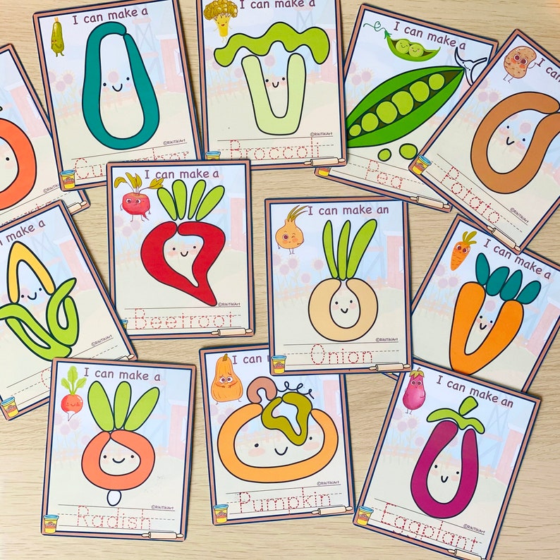 Pu&ograve; includere: Un set di 10 flashcard colorate che rappresentano diverse verdure con il testo "Posso fare un" o "Posso fare una" seguito dal nome della verdura. Le verdure includono un cetriolo, un broccolo, un pisello, una patata, una barbabietola, una cipolla, un ravanello, una zucca, una melanzana e una carota.
