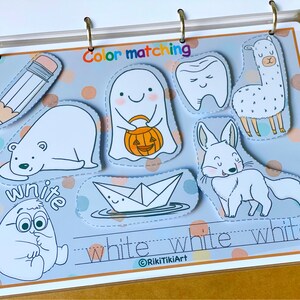 Peut inclure: Un ours polaire blanc, un fant&ocirc;me, une dent, un lama, un renard, un bateau en papier et un bonhomme de neige sont sur un fond bleu avec des pois blancs. Les mots "Color matching" et "white" sont &eacute;crits sur la page. Le texte "&copy;RikiTikiArt" est en bas de la page.