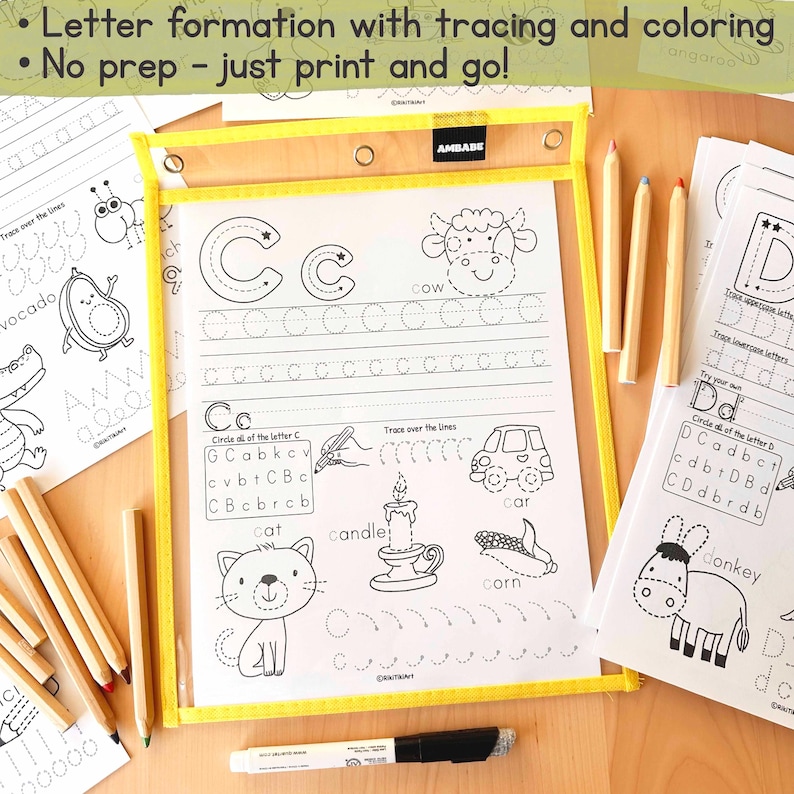 Peut inclure: Feuilles d'activit&eacute;s &eacute;ducatives pour le tra&ccedil;age et la coloration des lettres. Les feuilles pr&eacute;sentent des lettres majuscules et minuscules, ainsi que des illustrations d'objets comme une vache, une voiture et un chat. Le texte sur l'image dit "Formation des lettres avec tra&ccedil;age et coloriage. Sans pr&eacute;paration - il suffit d'imprimer et d'y aller !"