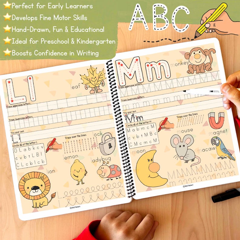 K&ouml;nnte beinhalten: Ein offenes Arbeitsbuch mit bunten Illustrationen und &Uuml;bungsvorlagen zum Erlernen des Alphabets. Die Seiten zeigen die Buchstaben L und M mit &Uuml;bungslinien zum Nachzeichnen von Gro&szlig;- und Kleinbuchstaben. Das Buch enth&auml;lt W&ouml;rter wie "Blatt", "Schloss", "Zitrone", "Marienk&auml;fer", "L&ouml;we", "Affe", "Mond", "Maus", "Magnet" und "Ara".