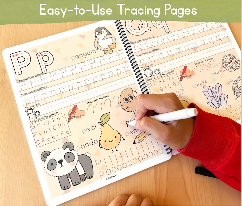 K&ouml;nnte beinhalten: Ein Arbeitsbuch mit &Uuml;bungsbl&auml;ttern zum Erlernen der Buchstaben P und Q. Die Seiten zeigen Illustrationen eines Pinguins, einer Birne, eines Pandas und eines Quarzkristalls. Der Text "Easy-to-Use Tracing Pages" befindet sich oben auf der Seite.
