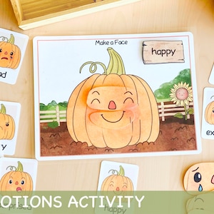 Op de afbeelding: Een printbare pompoen-emotie-activiteit voor kinderen. De activiteit bevat een pompoen met een leeg gezicht en een set kaarten met verschillende pompoengezichten die verschillende emoties tonen, zoals blij, verdrietig, geliefd, opgewonden en verrast. De kaarten hebben de emotiewoorden erop geschreven.
