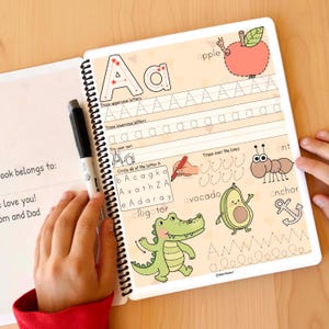 K&ouml;nnte beinhalten: Eine Arbeitsblattseite mit einer bunten Illustration eines Alligators, einer Avocado, einer Ameise und eines Ankers. Die Seite ist zum &Uuml;ben des Schreibens des Buchstabens 'A' in Gro&szlig;- und Kleinschreibung gedacht. Die W&ouml;rter 'Apfel', 'Avocado', 'Ameise' und 'Anker' stehen auf der Seite. Die Seite enth&auml;lt auch einen Bereich zum Nachzeichnen von Linien und einen Bereich zum Einkreisen aller Buchstaben 'A' in einer Wortliste.