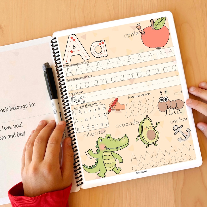 K&ouml;nnte beinhalten: Eine Arbeitsblattseite mit einer bunten Illustration eines Alligators, einer Avocado, einer Ameise und eines Ankers. Die Seite ist zum &Uuml;ben des Schreibens des Buchstabens 'A' in Gro&szlig;- und Kleinschreibung gedacht. Die W&ouml;rter 'Apfel', 'Avocado', 'Ameise' und 'Anker' stehen auf der Seite. Die Seite enth&auml;lt auch einen Bereich zum Nachzeichnen von Linien und einen Bereich zum Einkreisen aller Buchstaben 'A' in einer Wortliste.