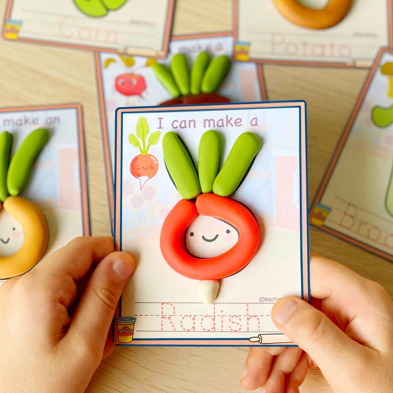 Pu&ograve; includere: Una scheda di attivit&agrave; stampabile con un ravanello di plastilina rosso, verde e bianco. La scheda dice "Posso fare un ravanello" e ha una linea tratteggiata per tracciare la parola "ravanello".