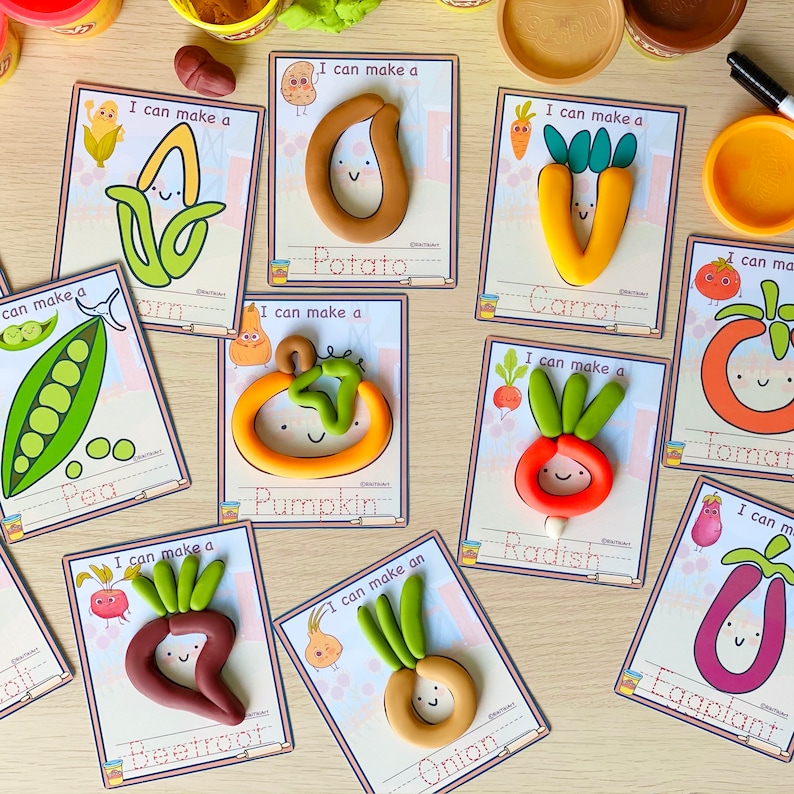 Pu&ograve; includere: Un set di dieci flashcard colorate con immagini di verdure fatte con plastilina. Ogni carta ha il testo "Posso fare un" seguito dal nome della verdura, come "Patata", "Carota", "Pisello", "Zucca", "Rapanello", "Barbabietola", "Cipolla", "Pomodoro", "Melanzana" e "Mais".