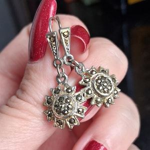 Pendientes de flores de metal blanco con markasitas