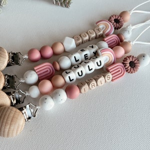 Bästsäljare!! Napphållare | Bebisnamn | Babyminne | Personlig babypresent | Babyshower | Nyföddpresent | Regnbågsbebis | Daisy | Lila